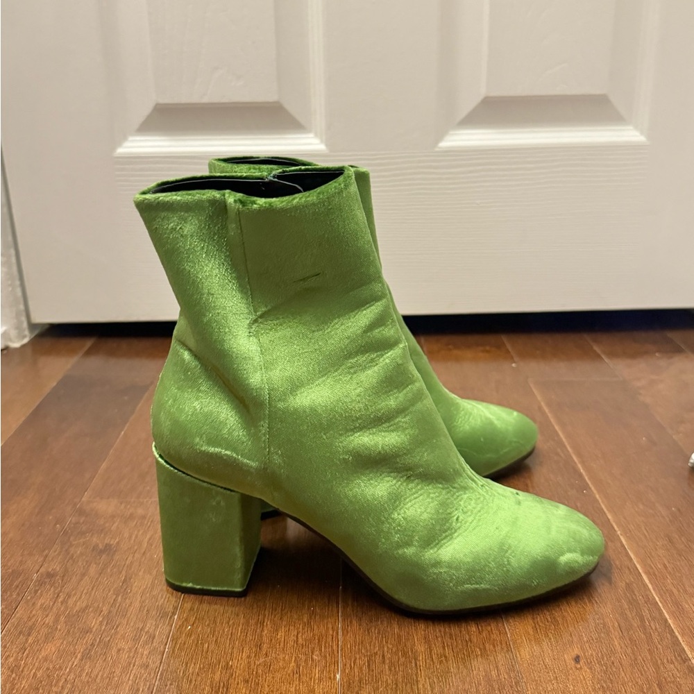 Balenciaga Green Velvet Ankle Boots
EU38
Totally new in box 
sold for 1305 CAD